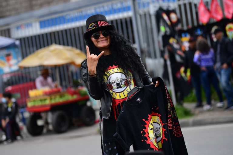 Miles de seguidores se preparan para disfrutar del concierto de la mítica banda de rock.