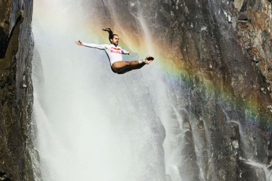 Orlando Duque saltó de las Cataratas Victoria. Foto: Red Bull