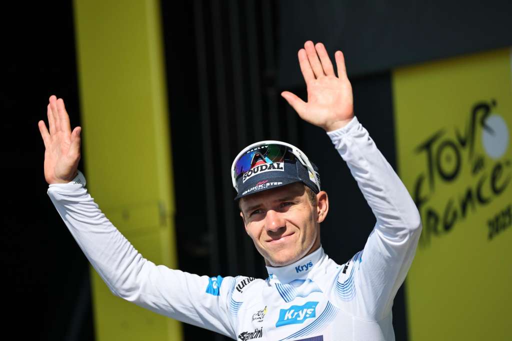 Laval Espace Mayenne (France), 12/07/2025.- Belgian rider Remco Evenepoel of Soudal Quick-Step team celebrates on the podium in his white jersey for the best young rider during the 8th stage of the Tour de France cycling race over 171.4km from Saint-Meen-le-Grand to Laval Espace Mayenne, France, 12 July 2025. (Ciclismo, Francia) EFE/EPA/CHRISTOPHE PETIT TESSON