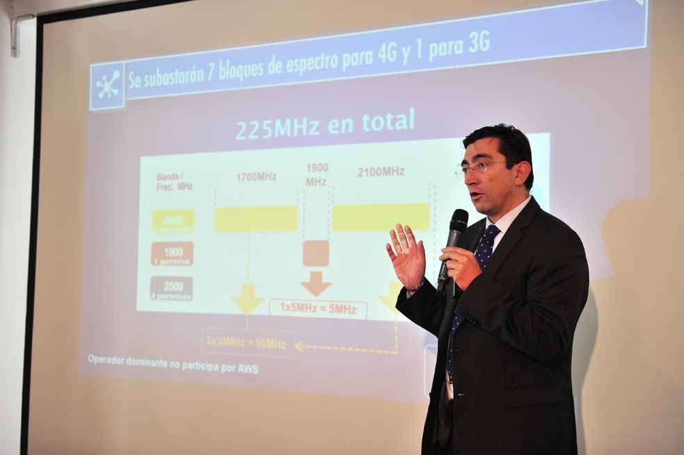 Diego Molano, ministro TIC, entregó en junio de 2013 las licencias para explotar la tecnología LTE en Colombia. / Archivo