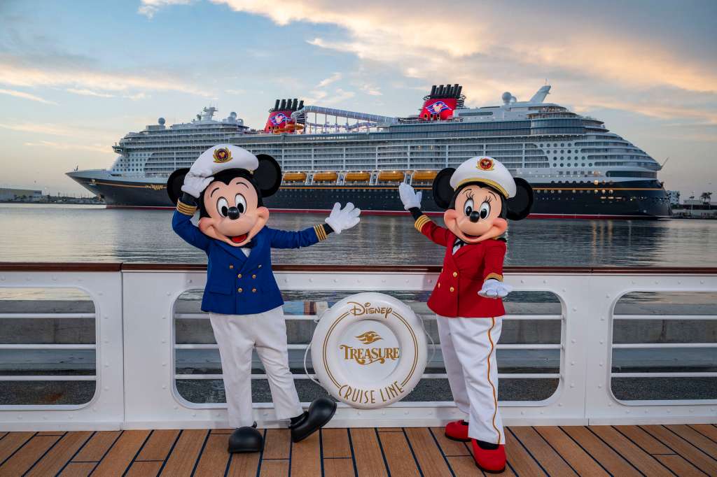 El nuevo barco de Disney Cruise Line en su puerto base de Puerto Cañaveral.