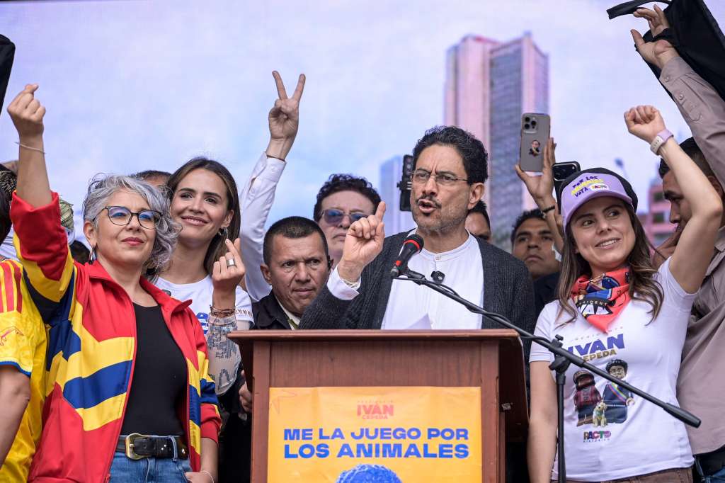 Iván Cepeda cerró sus actos públicos de campaña en Bogotá. Se acompañó de las congresistas María José Pizarro, María Fernanda Carrascal y/o Esmeralda Hernández, entre otros.