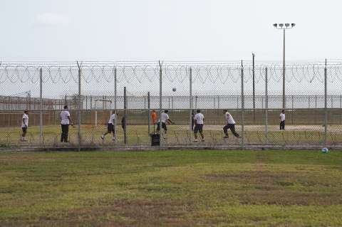 ¿Asilo o deportación? Migrantes esperan respuesta en centro de detención de Texas