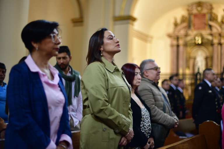 La exministra y precandidata Carolina Corcho estuvo en la Catedral Primada antes de pasar a la mesa de votación.