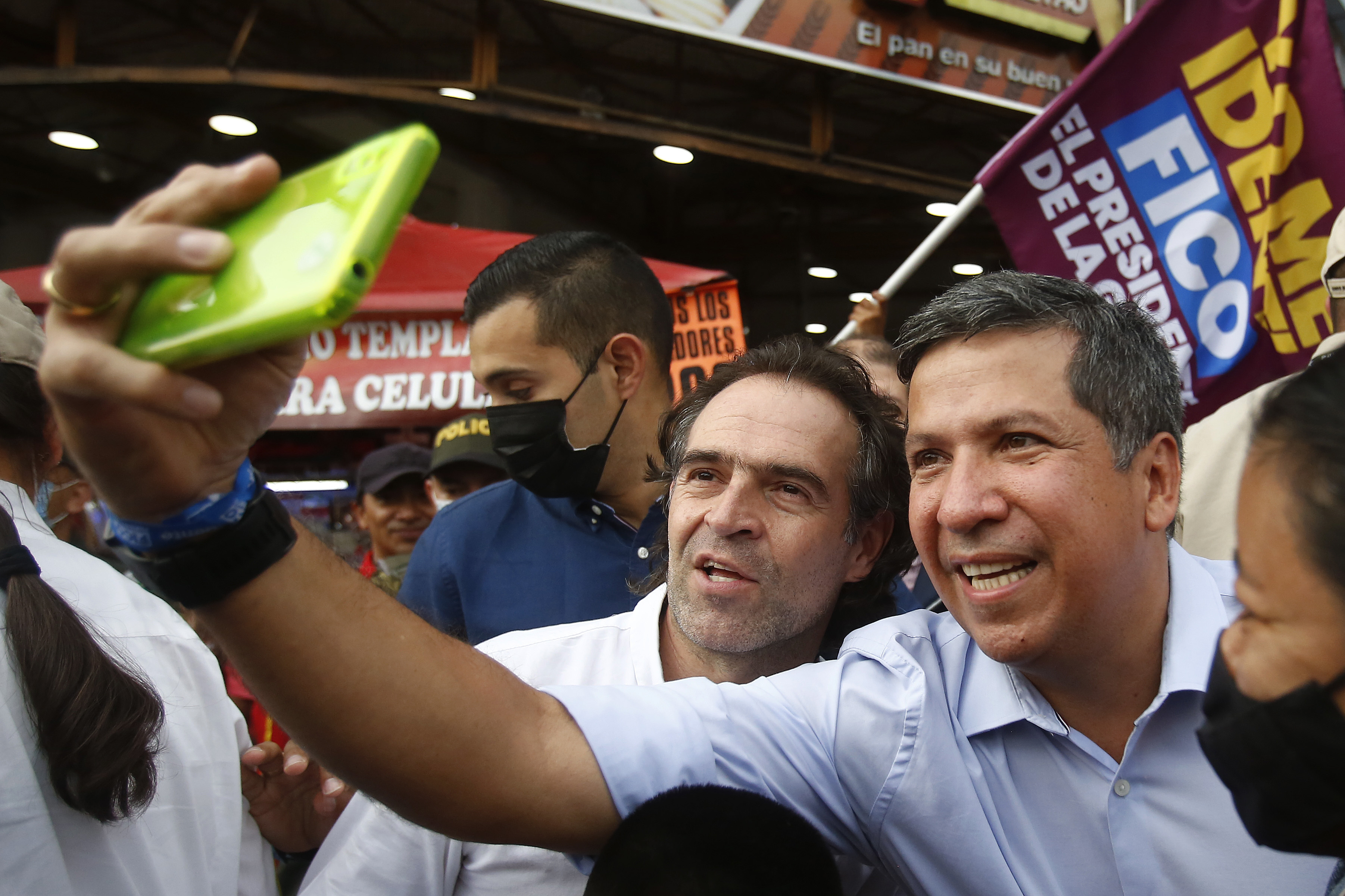 MED109 -MEDELLÍN (COLOMBIA), 26/03/2022.-El candidato a la Presidencia de Colombia Federico "Fico" Gutiérrez (i) se toma una fotografía junto a Rodrigo Lara Sánchez (d), por las calles del barrio San Javier en la comuna 13 de Medellín (Colombia). El exalcalde la ciudad de Neiva Rodrigo Lara Sánchez fue anunciado como formula de Gutiérrez. EFE/Luis Eduardo Noriega A.