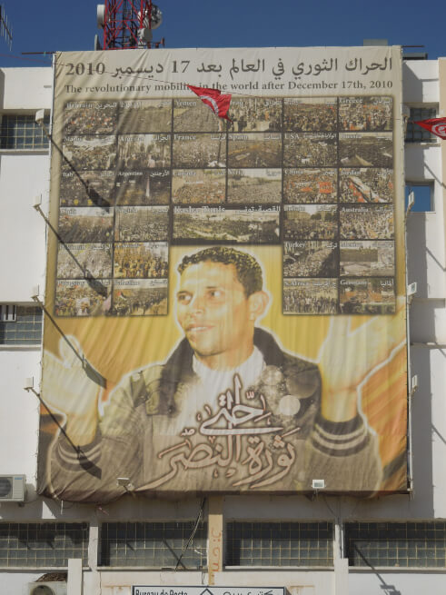 Mural en homenaje a Mohammed Bouazizi, quien comenzó las protestas en Túnez, reflejando el efecto "domino" en la región.