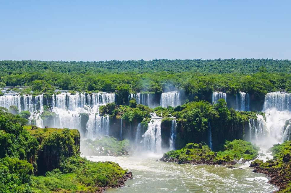 Las majestuosas cataratas se encuentran en el Parque Nacional Iguazú, un área de preservación de la naturaleza que abarca 67.720 hectáreas en el extremo norte de la provincia de Misiones, en Argentina.