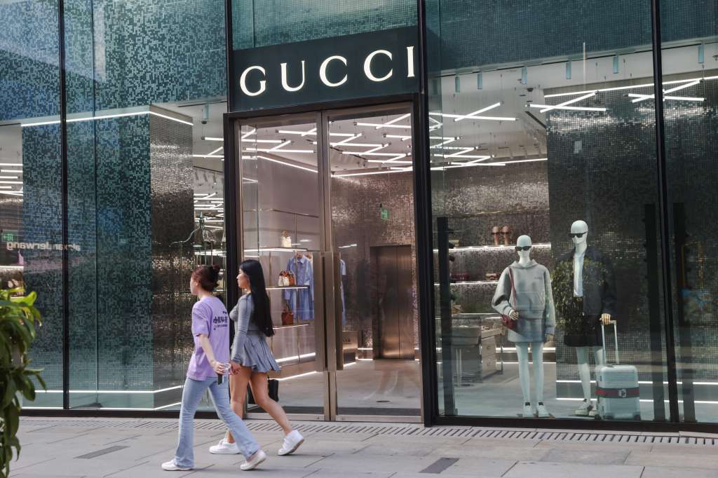 Beijing (China), 26/07/2024.- People walk past a store of the Italian luxury brand 'Gucci' at a shopping mall in Beijing, China, 26 July 2024. Italian Prime Minister Giorgia Meloni is expected for a state visit to China from 27 to 31 July 2024. (Italia) EFE/EPA/WU HAO
