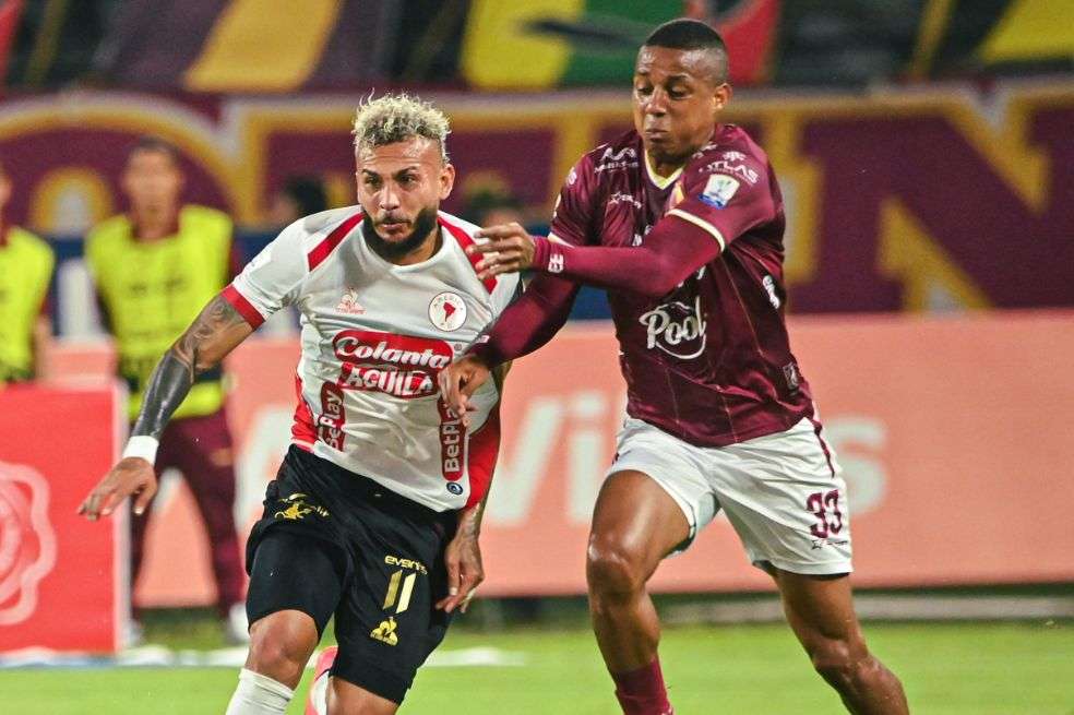 Duván Vergara (América) lucha un balón con Jeison Lucumí (Tolima).