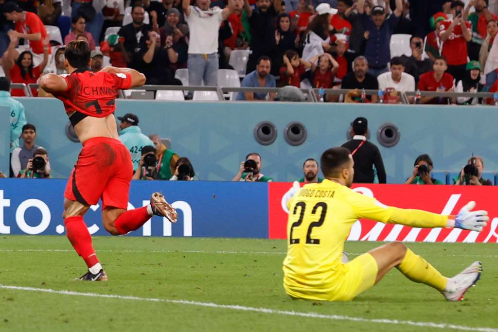 Doha (Qatar), 02/12/2022.- Hwang Hee-Chan of South Korea (L) celebrates scoring the 2-1 goal during the FIFA World Cup 2022 group H soccer match between South Korea and Portugal at Education City Stadium in Doha, Qatar, 02 December 2022. (Mundial de Fútbol, Corea del Sur, Catar) EFE/EPA/Rungroj Yongrit