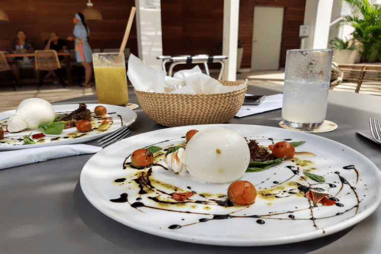 Costumbres como el desayuno tipo buffet ya no están disponibles, pero no es impedimento para que disfrute de un manjar cuidadosamente seleccionado por Alirio Rodríguez, chef del hotel, creador de la carta y protagonista de “Chef a la mesa”, una experiencia exquisita que pueden disfrutar los miembros de Marriott Bonvoy.