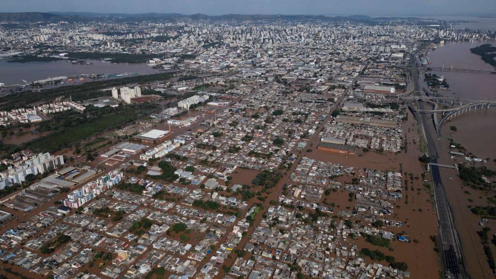 BRA01. PORTO ALEGRE (BRASIL), 05/05/24.- Fotografía aérea tomada con dron que muestra la inundación, en la ciudad de Porto Alegre (Brasil). Los habitantes de la ciudad brasileña de Porto Alegre, capital del estado de Rio Grande do Sul, lamentaron este domingo una "situación de guerra" y un impacto económico "incalculable", después de que el agua convirtiera el centro histórico en un gran lago en la peor inundación de su historia. Decenas de calles estan cortadas, el estadio de fútbol del Grêmio era un mar de barro, y el aeropuerto internacional de la ciudad, uno de los más transitados de Brasil, seguía cerrado desde la noche del viernes porque tiene las pistas de despegue y aterrizaje inundadas. EFE/ Isaac Fontana