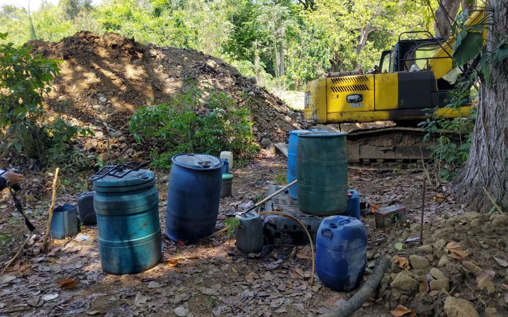 Las autoridades hallaron maquinaria pesada como retroexcavadoras sobre orugas, estructuras modulares para la clasificación de material y equipos industriales de bombeo.