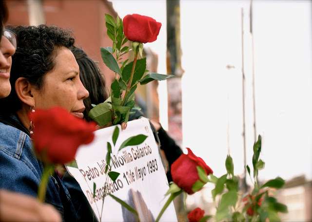 Familiares de Pedro Julio Movilla, en intervención artística en honor al líder del Partido Comunista, presuntamente desaparecido por miembros de instituciones del Estado. Cortesía: Dexpierte Colectivo.