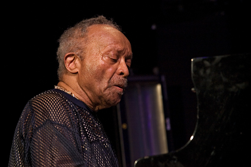 Cecil Taylor, quien siempre acompañó su música con otros medios de expresión como la poesía y la danza. / Cortesía