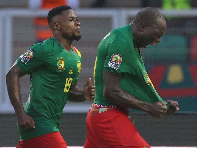Con dos goles de su capitán, Vincent Aboubakar, Camerún le ganó a Burkina Faso en el primer partido de la Copa Africana. / AFP