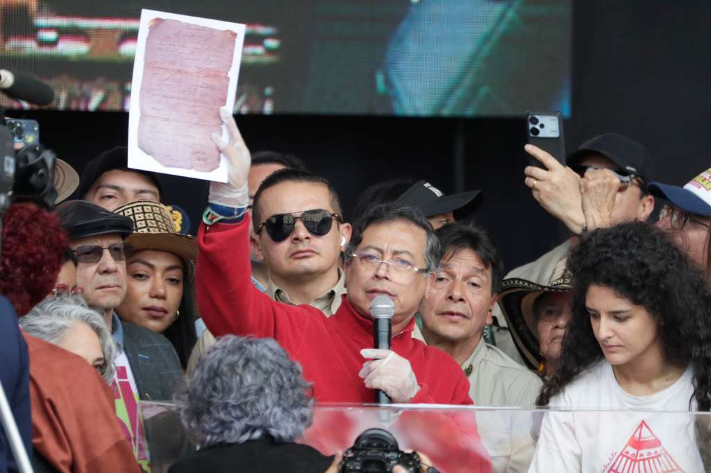 AME4396. BOGOTÁ (COLOMBIA), 01/05/2025.- El presidente de Colombia, Gustavo Petro, sostiene un documento este jueves, durante la conmemoración del Día Internacional del Trabajo en Bogotá (Colombia). Petro tomó la espada del Libertador Simón Bolívar al concluir su discurso ante miles de trabajadores e indígenas reunidos frente al Capitolio Nacional en el Día del Trabajo para apoyar sus reformas y la consulta popular propuesta por el mandatario. EFE/ Carlos Ortega