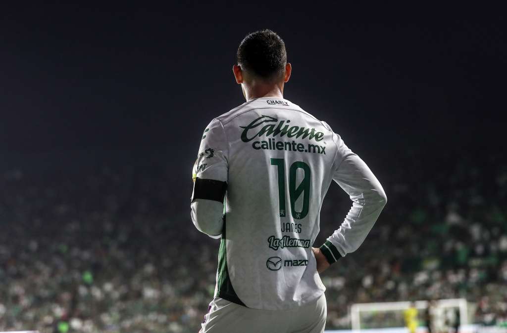 MEX1164. LEÓN (MÉXICO), 28/01/2025.- James Rodríguez de León reacciona este martes, en un partido por la jornada 4 del torneo Clausura 2025 de la Liga MX entre León y Guadalajara en el estadio León en el estado de Guanajuato (México). EFE/ Luis Ramírez