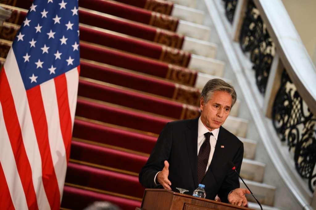 Cairo (Egypt), 18/09/2024.- US Secretary of State Antony Blinken attends a press conference with his Egyptian counterpart Badr Abdelatty (not pictured) in Cairo, Egypt, 18 September 2024. US State Department Spokesperson Matthew Miller on 17 September said the US was 'not involved' and 'not aware' in advance of the incident of exploding pagers in Lebanon. Lebanon's state news agency reported on 17 September that 'multiple wireless communication devices (pagers) were detonated using advanced technology.' Health Minister stated that over 2,500 people had been hurt and at least eight people had died. Blinken arrived in Egypt on a planned visit to co-chair the opening of the US-Egypt Strategic Dialogue and meet with Egyptian officials to discuss ongoing efforts to reach a ceasefire in Gaza. (Egipto, Líbano) EFE/EPA/MOHAMED HOSSAM