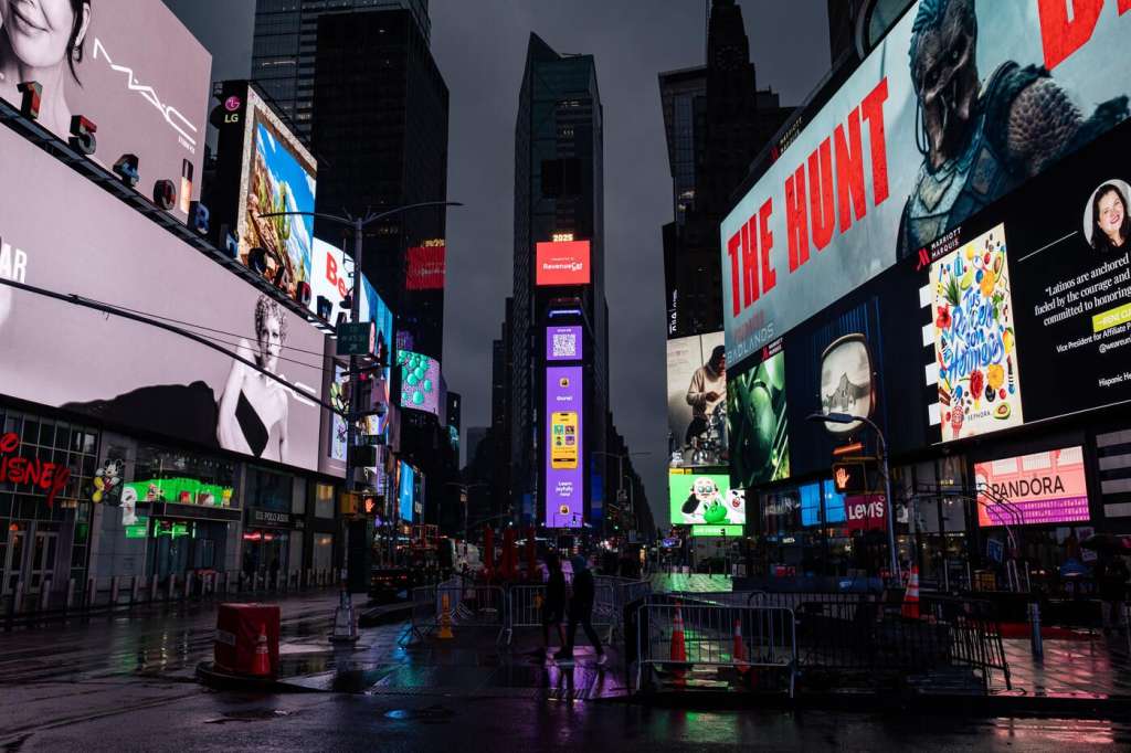 Gurwi en las pantallas de Times Square.