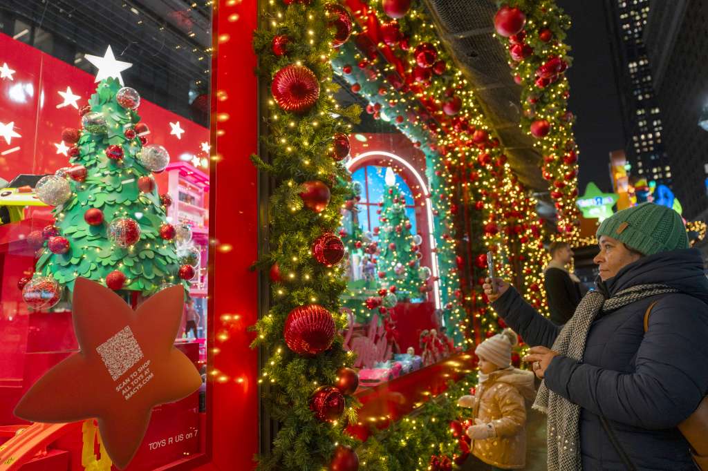 ACOMPAÑA CRÓNICA: EEUU NAVIDAD AME6565. NUEVA YORK (ESTADOS UNIDOS), 20/12/2024.- Una persona toma una fotografía de la decoración de navidad en la tienda Macys este martes, en Nueva York (Estados Unidos). Nueva York ya se ha teñido de colores, brillo y esplendor para las festividades navideñas, en las que las temperaturas bajo cero no disuaden a los millones de turistas que visitan la ciudad para disfrutar de sus pistas de hielo, mercadillos y decoraciones. EFE/Ángel Colmenares