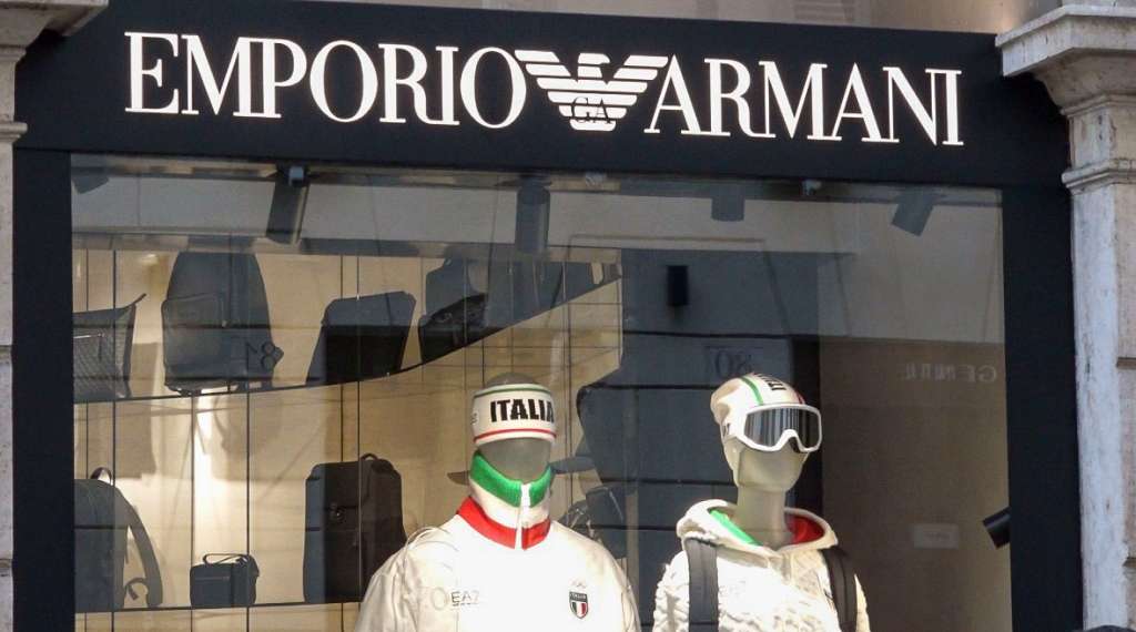 ROMA, 31/01/2026.- Vista de la tienda Emporio Armani en Roma, este sábado. En apenas cuatro meses, el mundo de la moda ha dicho adiós a dos de sus grandes maestros: Armani y Valentino. Su pérdida confirma un tránsito generacional que el diseño italiano inició hace años y marca el cierre de la era de los "diseñadores-fundadores" para consolidar un modelo menos personalista y más colectivo. EFE/Carlos Expósito