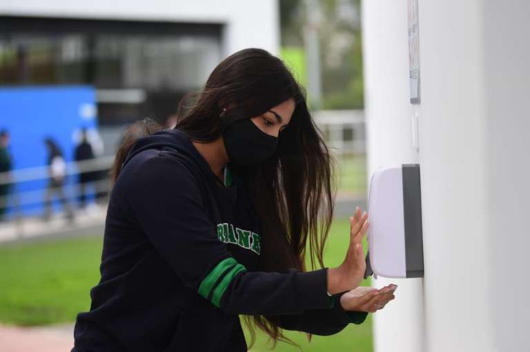 Por ahora, se está realizando el piloto con estudiantes de cursos superiores y así evaluar la factibilidad de que los más pequeños vuelvan a las aulas.