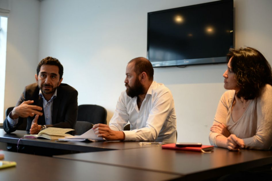 De izquierda a derecha: Cesar Rodríguez, director de Dejusticia; Mauricio Albarracín y Diana Guarnizo, investigadores. Foto: Johnatan Ramos.