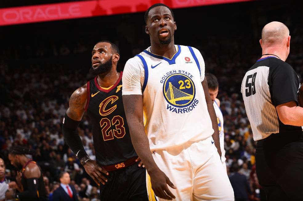 LeBron James (izq.), número 23 de los Cavaliers, junto a Draymond Green (der.), número 23 de los Warriors. / AFP