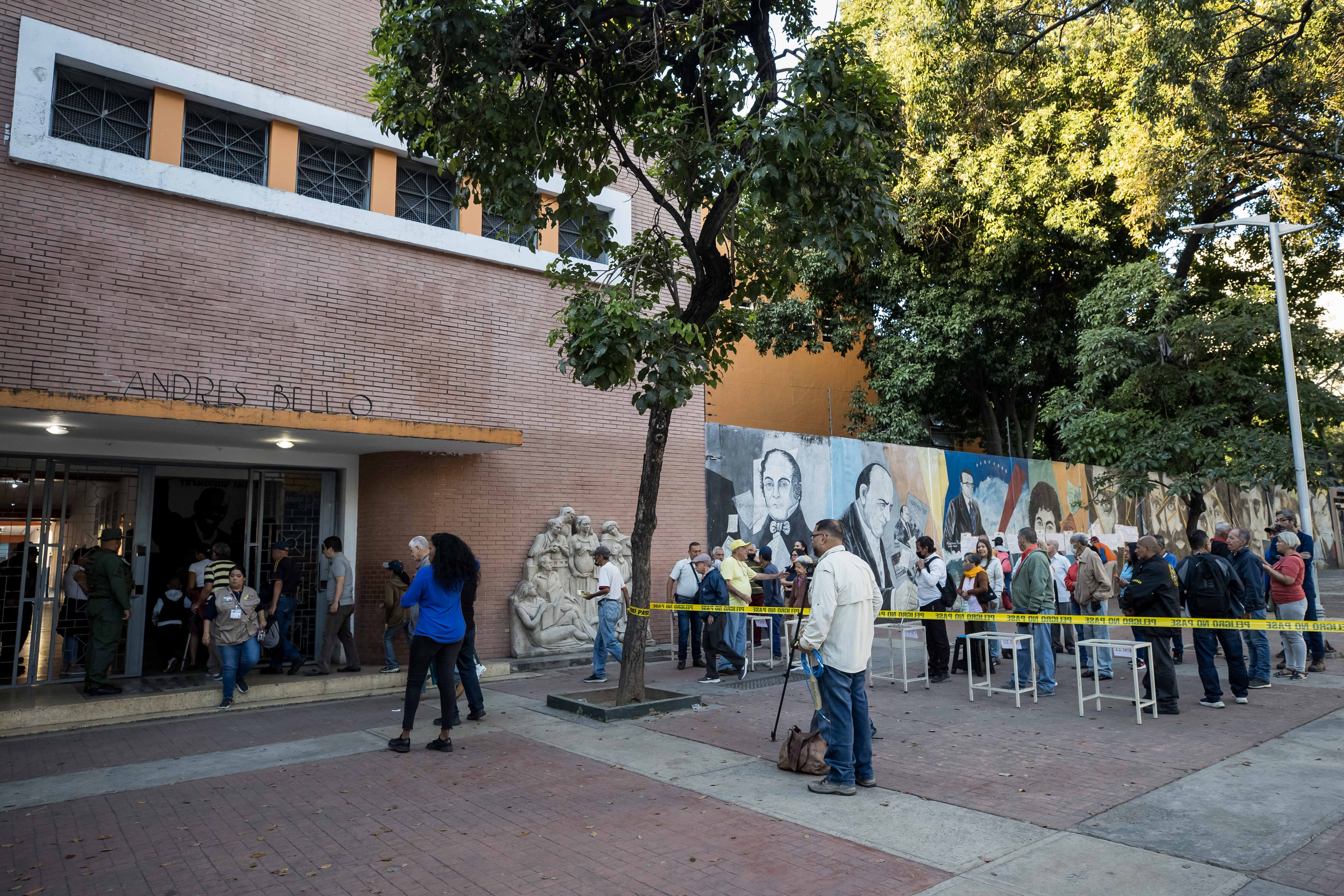AME1706. CARACAS (VENEZUELA), 03/12/2023.- Fotografía de un centro electoral con poca gente durante el referéndum consultivo por El Esequibo, hoy en Caracas (Venezuela). Varios partidos y políticos opositores de Venezuela aseguran que se registra una baja participación en el referendo no vinculante que se celebra este domingo en el país. EFE/ MIGUEL GUTIERREZ
