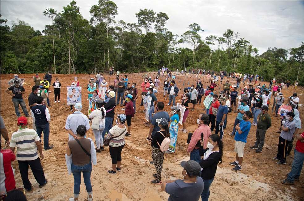 Familiares de víctimas del COVID-19 protestan en una fosa común en las afueras de Iquitos, Perú, para que les entreguen los cadáveres.