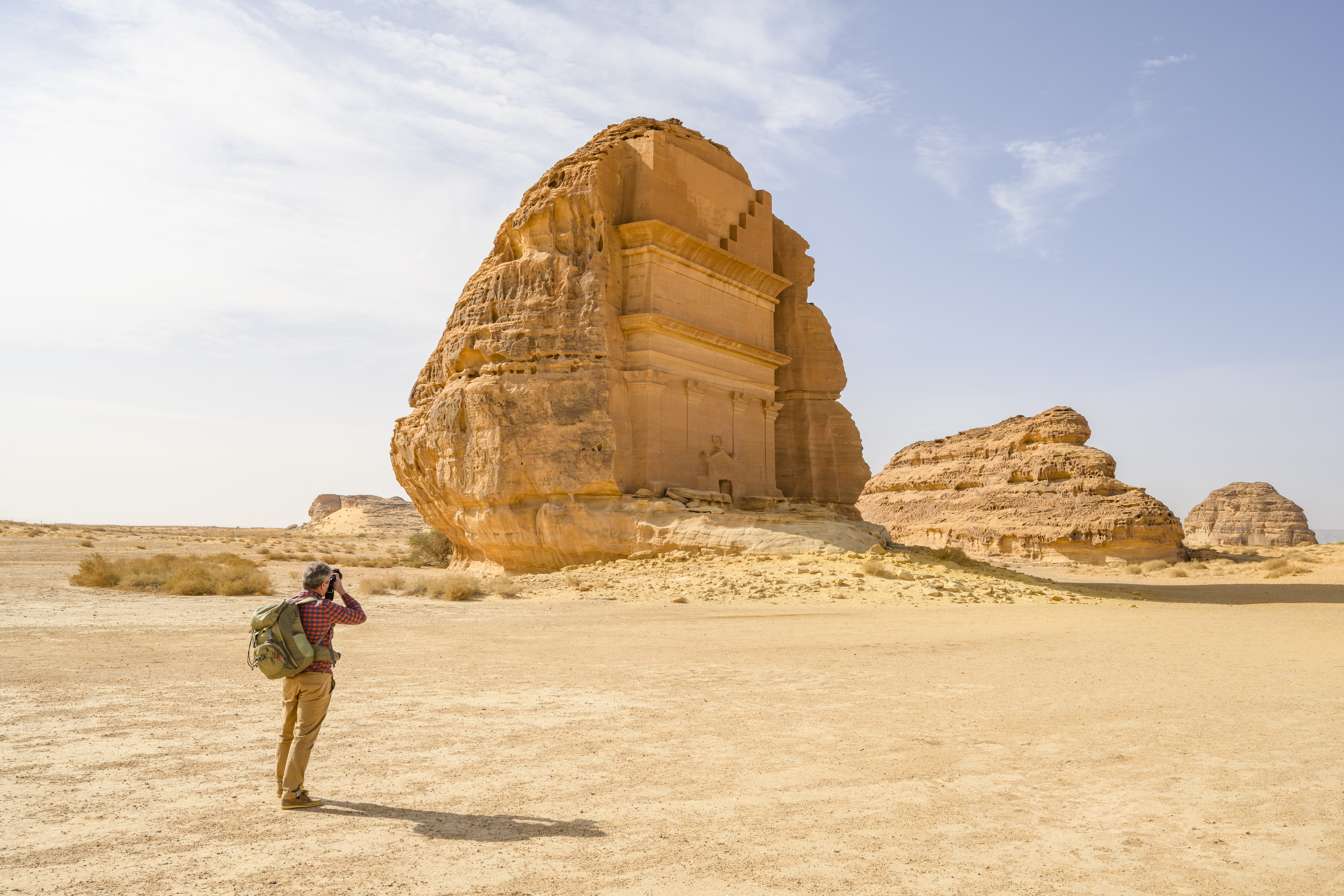 Arabia Saudita, en Asia Occidental, es un destino con múltiples atractivos turísticos, uno de ellos es Hegra, también conocida como la ‘Petra de Arabia Saudi’.
