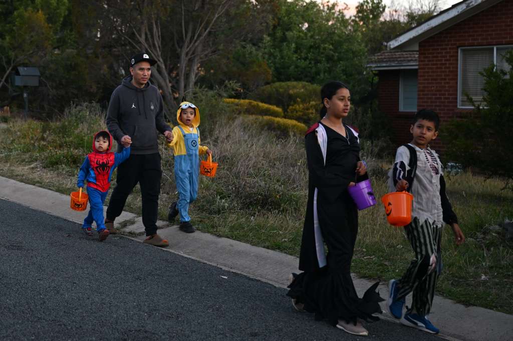 Canberra (Australia), 31/10/2024.- A family wearing Halloween costumes arrives to visit ëHalloween Houseí in Canberra, Australia, 31 October 2024. Hundreds of visitors come to the Canberra suburb of Wanniassa every year to experience the Halloween display.+ EFE/EPA/LUKAS COCH NO ARCHIVING AUSTRALIA AND NEW ZEALAND OUT