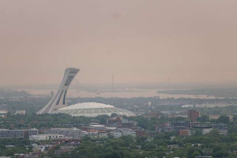 El Estadio Olímpico de Montreal envuelto en esmog el 6 de junio de 2023, en Montreal, Canadá.