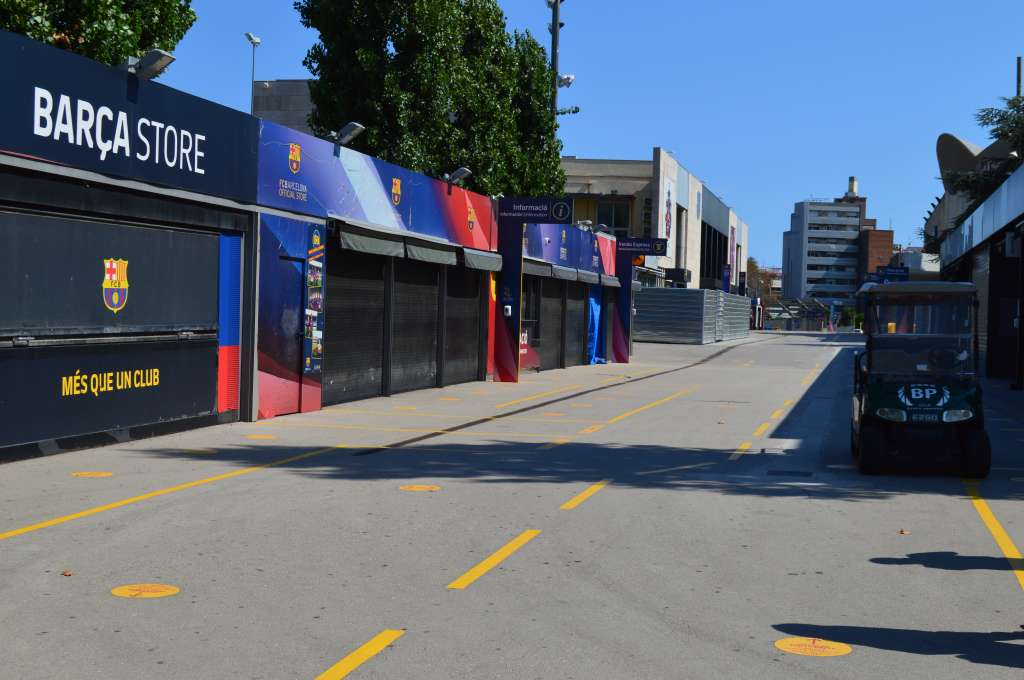 Las tiendas oficiales del estadio no fueron habilitadas, ni siquiera para los pocos hinchas que se acercaron a pasear por el estadio.