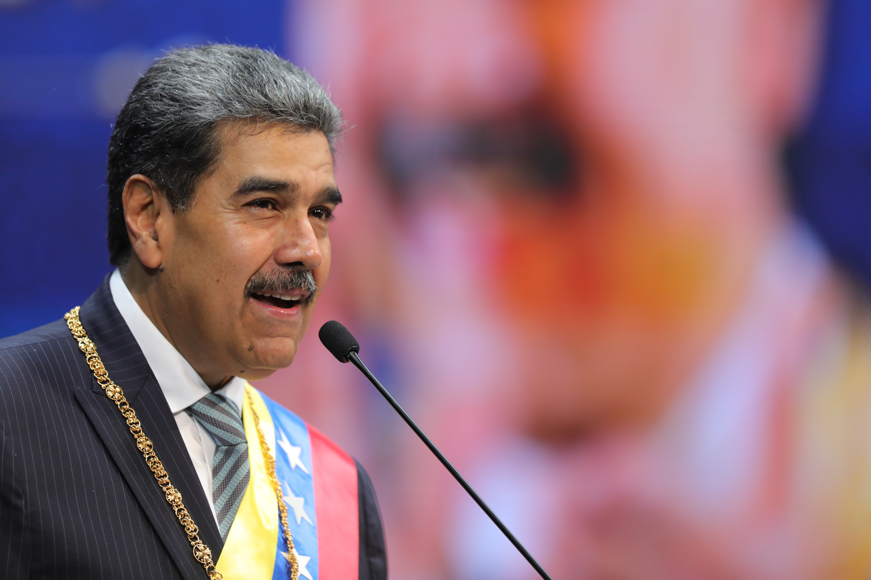 AME1629. CARACAS (VENEZUELA), 15/01/2025.- Fotografía cedida por el Palacio de Miraflores del líder chavista, Nicolás Maduro, durante un acto de gobierno, en Caracas (Venezuela). Maduro, investido como presidente de Venezuela para un tercer sexenio consecutivo tras una cuestionada reelección, ordenó a la Fuerza Armada y los cuerpos policiales preparar y aceitar "los fusiles" ante lo que consideró "amenazas criminales" de los exmandatarios colombianos Álvaro Uribe e Iván Duque, quienes abogaron recientemente por una "intervención internacional" en el país caribeño. EFE/ Palacio De Miraflores /SOLO USO EDITORIAL/NO VENTAS/SOLO DISPONIBLE PARA ILUSTRAR LA NOTICIA QUE ACOMPAÑA (CRÉDITO OBLIGATORIO)
