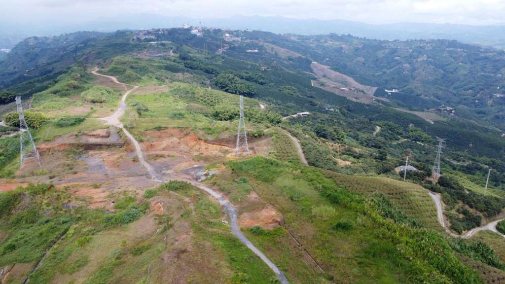 Terreno por donde cruzará la subterranización de la línea eléctrica La Esmeralda–Enea, clave para despejar la futura pista del Aerocafé.
