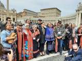 Indígenas canadienses se reúnen con el papa y le piden una disculpa de la iglesia