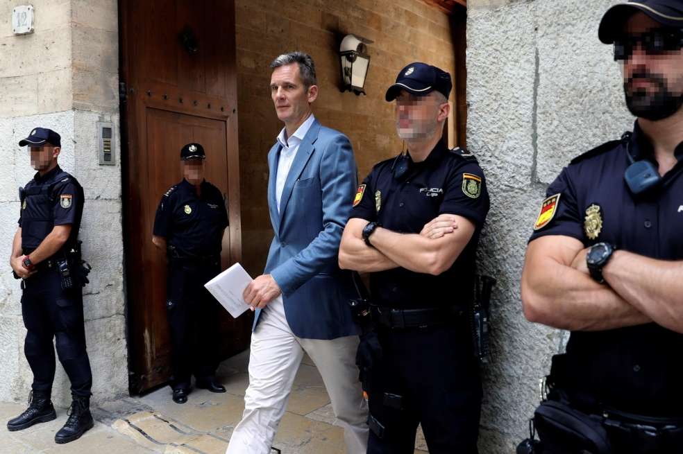 Iñaki Urdangarin a su salida hoy de la Audiencia de Palma donde ha asistido para que el tribunal del caso Nóos le comunique la orden de ingreso en prisión. / AFP