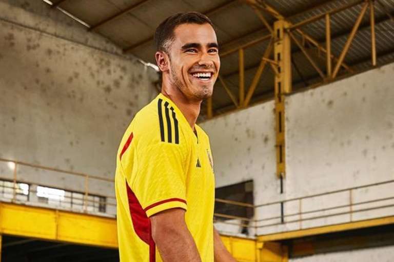 Tomás tiene 20 años y siguió los pasos de su padre Juan Pablo Ángel. El joven se ha convertido en todo un goleador del combinado colombiano. ¡Qué guapo!