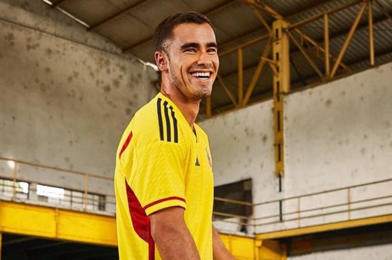 Tomás tiene 20 años y siguió los pasos de su padre Juan Pablo Ángel. El joven se ha convertido en todo un goleador del combinado colombiano. ¡Qué guapo!