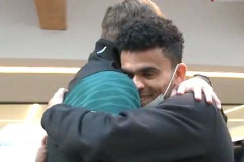 Video: Jürgen Klopp recibió con un fuerte abrazo a Luis Díaz, su nueva estrella