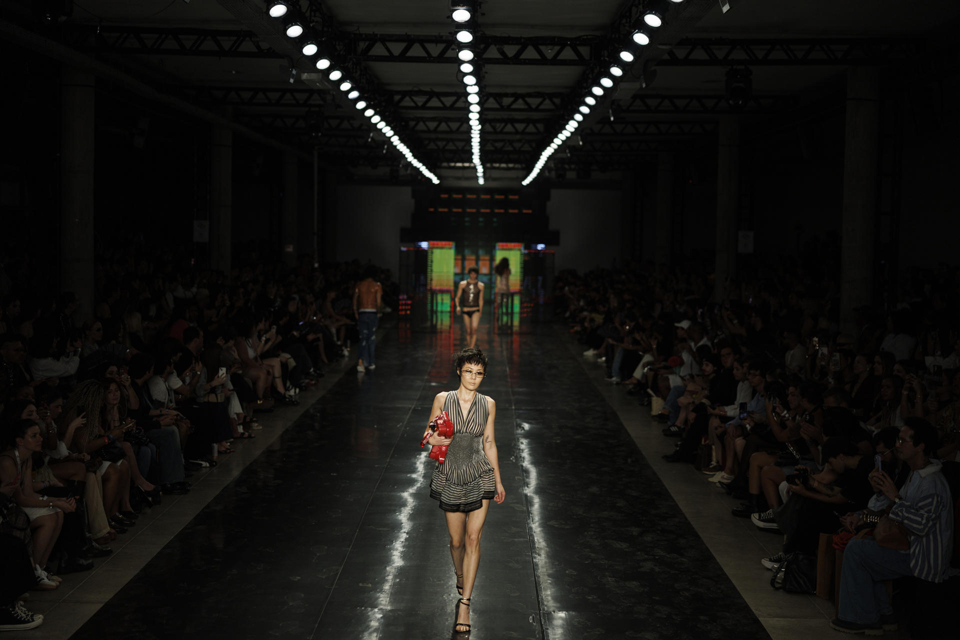 AME9089. SAO PAULO (BRASIL), 17/10/2025.- Una modelo desfila prendas de la marca Bold Strap durante la 60ª edición de la Sao Paulo Fashion Week 2025 este viernes, en el Pabellón de las Culturas Brasileñas en São Paulo (Brasil). EFE/ Isaac Fontana
