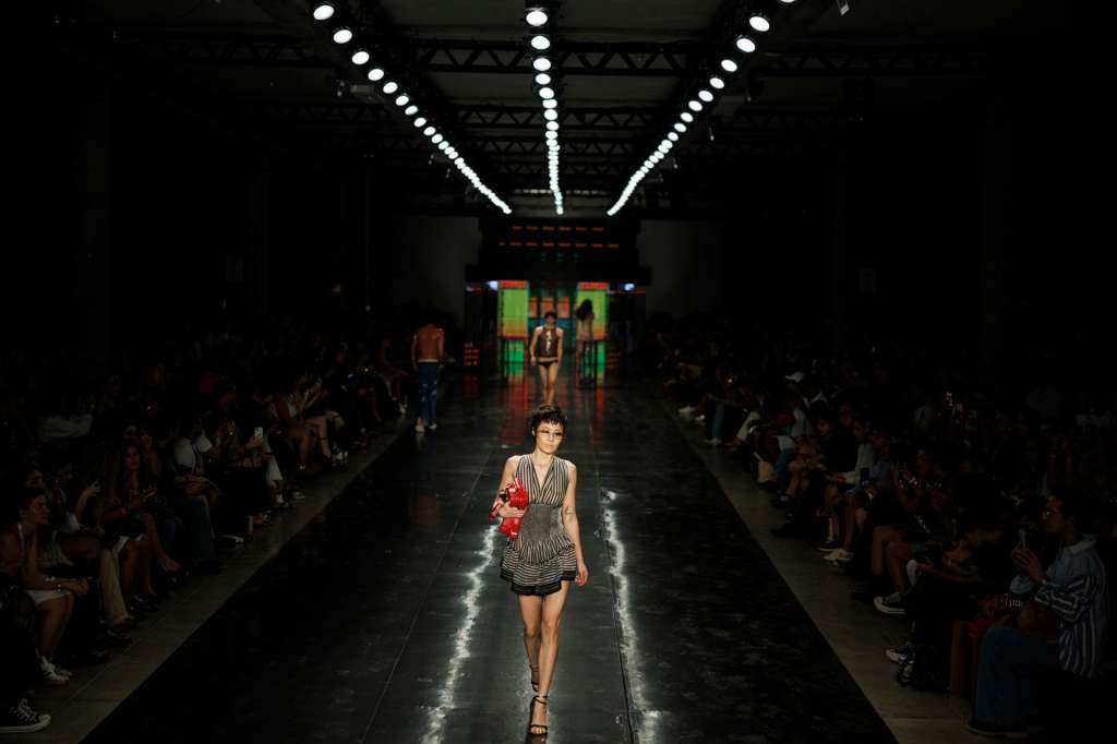 AME9089. SAO PAULO (BRASIL), 17/10/2025.- Una modelo desfila prendas de la marca Bold Strap durante la 60ª edición de la Sao Paulo Fashion Week 2025 este viernes, en el Pabellón de las Culturas Brasileñas en São Paulo (Brasil). EFE/ Isaac Fontana