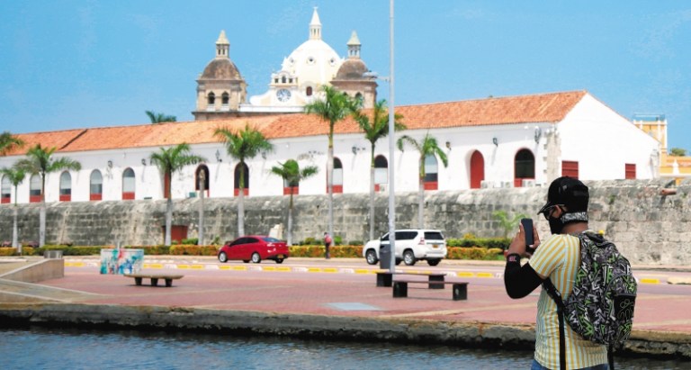 Creador de contenido denuncia cobro de COP 400.000 por cuatro piñas coladas en Cartagena
