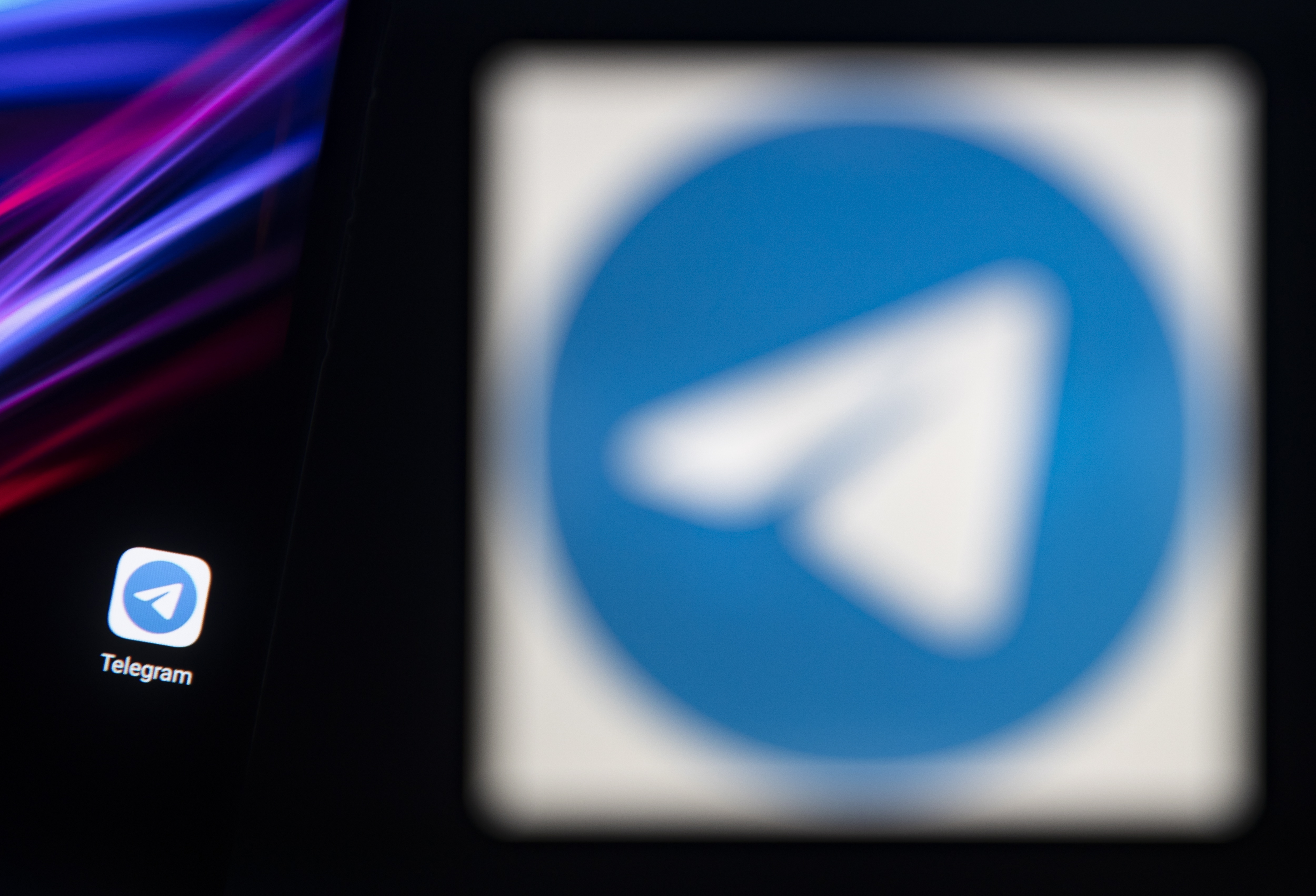 AME5643. ROMA (ITALIA), 24/03/2022.- Fotografía de archivo fechada el 26 de enero de 2021 que muestra el logo de Telegram en un dispositivo electrónico. La novela de Telegram en Brasil es uno de los clics tecnológicos de la semana en América. La difusión de información falsa emitida por el presidente de Brasil, Jair Bolsonaro, le costó a Telegram una suspensión, que finalmente fue anulada esta semana. La decisión de anular el bloqueo de Telegram fue adoptada por el juez Alexandre de Moraes, quien el 18 de marzo había ordenado suspender las operaciones de la aplicación en el país debido a sus "reiterados incumplimientos" de órdenes judiciales, entre ellas la eliminación de contenido falso publicado por el jefe de Estado. EFE/EPA/IAN LANGSDON /ARCHIVO