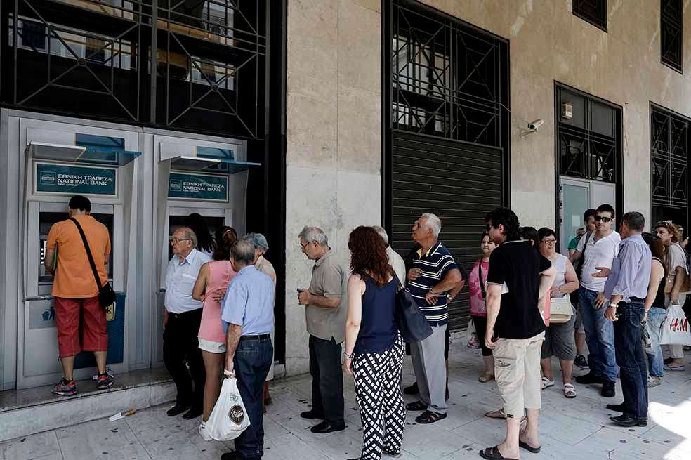 En Atenas los griegos tienen restricción en sus retiros de efectivo. / Bloomberg