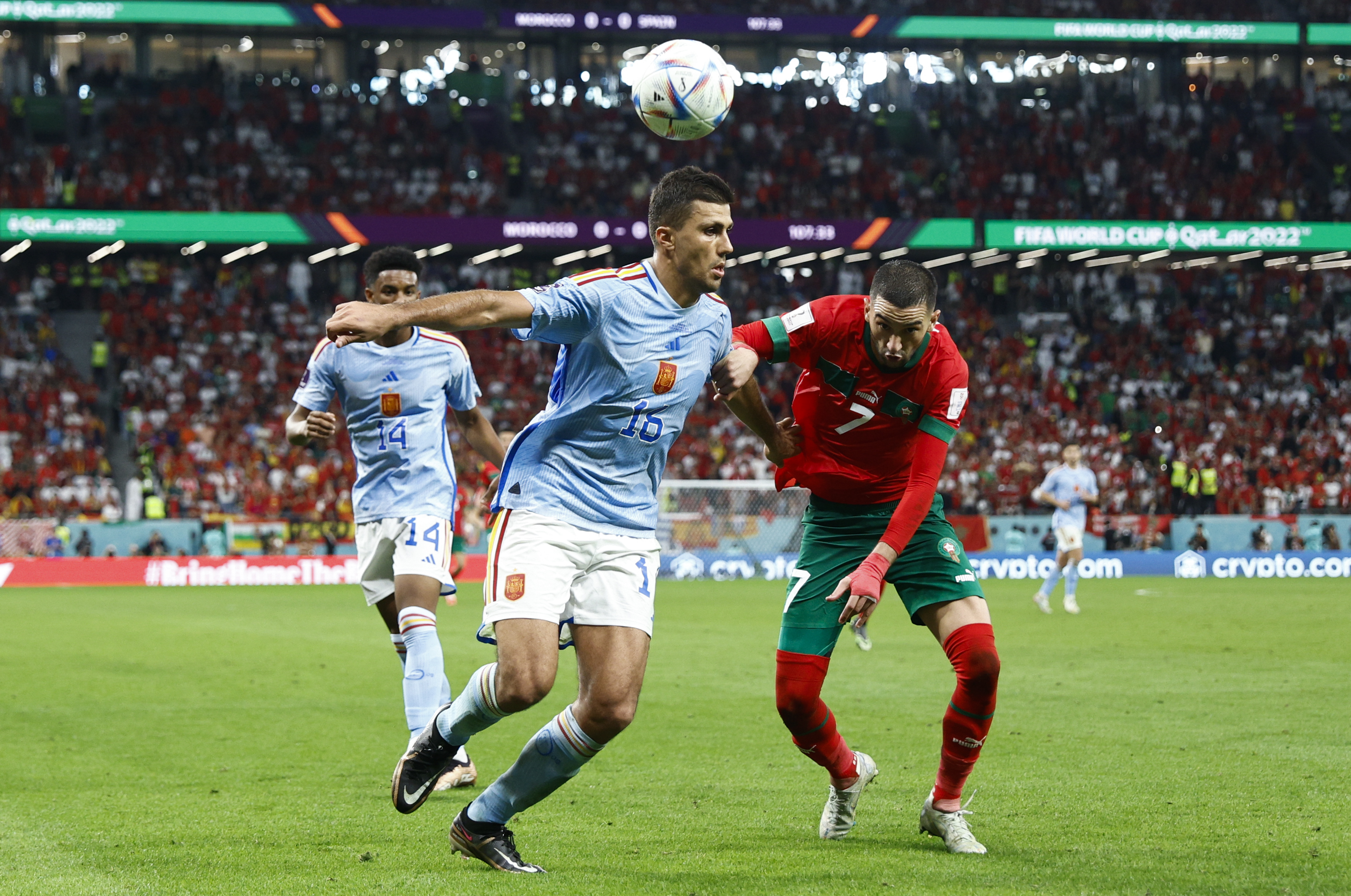 GR2241. RAYÁN (CATAR), 06/12/2022.- Hakim Ziyech (d) de Marruecos disputa un balón con Rodri de España hoy, en un partido de los octavos de final del Mundial de Fútbol Qatar 2022 entre Marruecos y España en el estadio Ciudad de la Educación en Rayán (Catar). EFE/ Rodrigo Jimenez