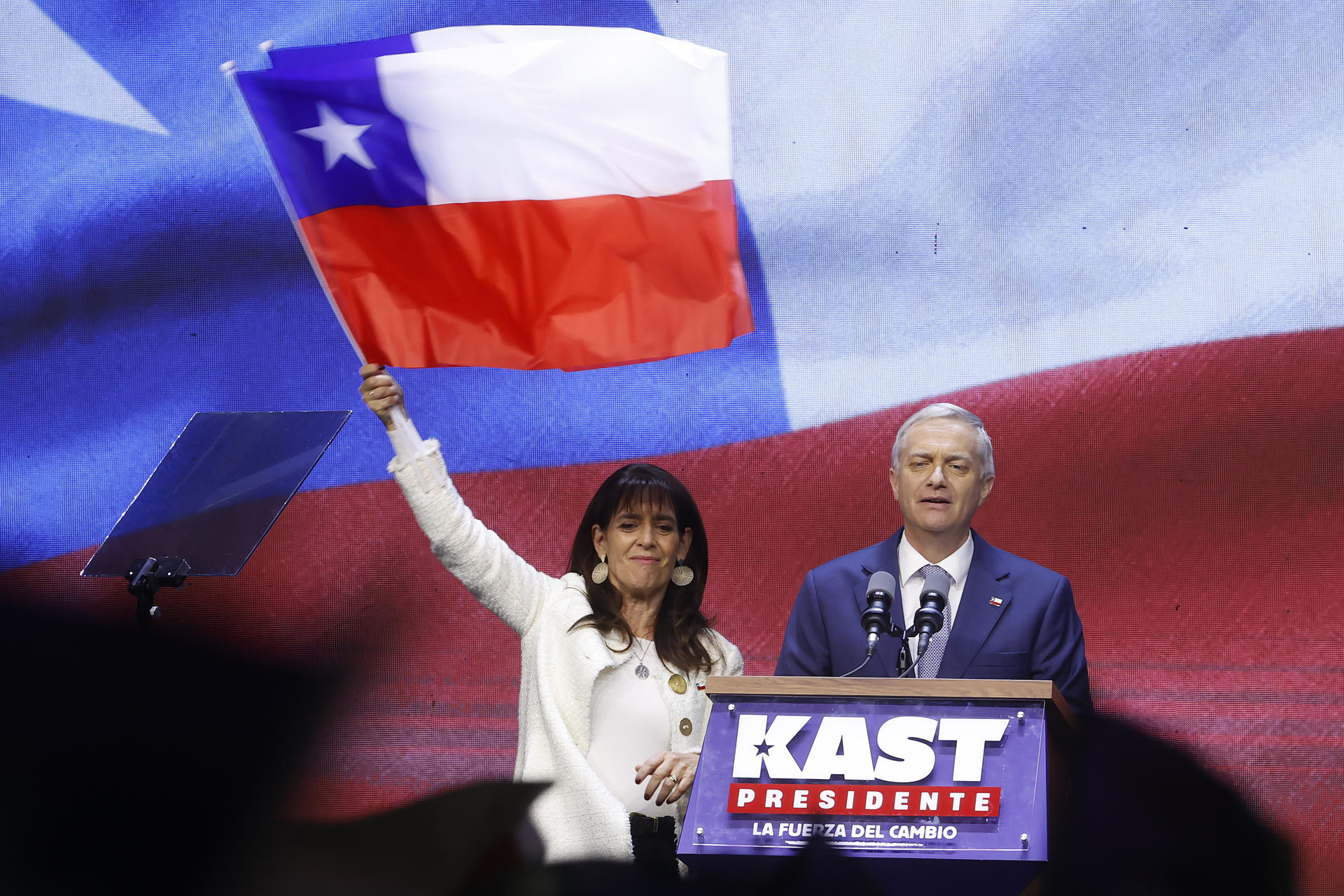 FOTODELDÍA AME8386. SANTIAGO (CHILE), 14/12/2025.- El presidente electo de Chile, el ultraderechista José Antonio Kast, pronuncia un discurso junto a su esposa, María Pía Adriasola, tras ganar la segunda vuelta de las elecciones presidenciales este domingo, en Santiago (Chile). Kast dijo que sus prioridades van a ser "seguridad, inmigración y progreso económico" y aseguró que "Chile necesita orden en las calles y en el Estado". EFE/ Elvis González