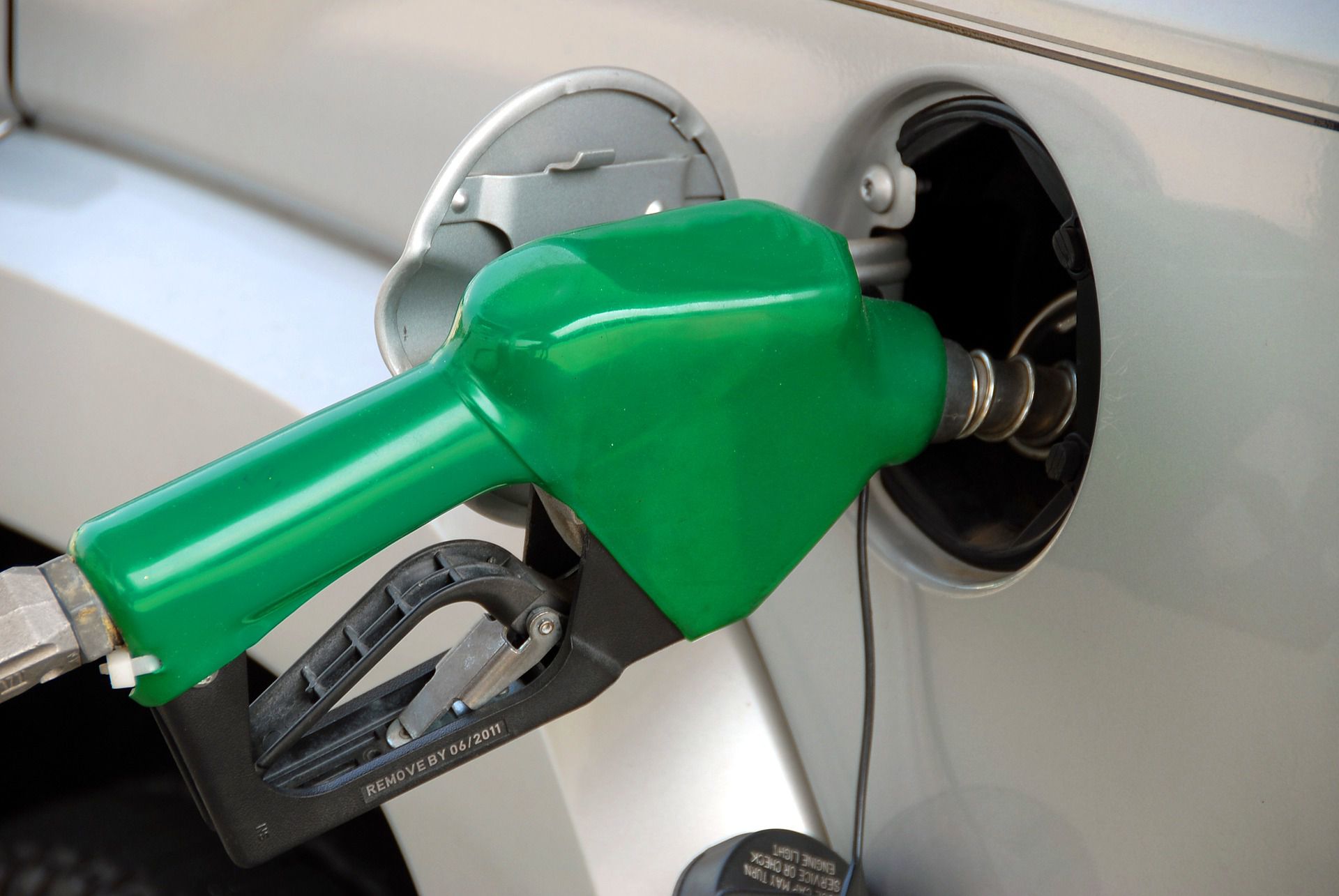 Galón de gasolina sube $400.